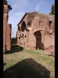 04023 ostia - regio i - insula vi - via della fortuna - blick von der via dei misuratori del grano ri norden - 09-2023.jpg